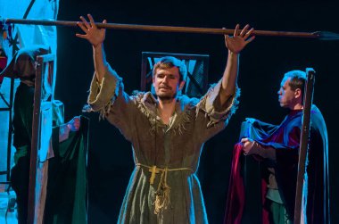 DNIPRO, UKRAINE - NOVEMBER 25, 2020: Dnipro State Drama ve Komedi Tiyatrosu üyeleri tarafından sahnelenen Ortaçağ Fransız komedileri.