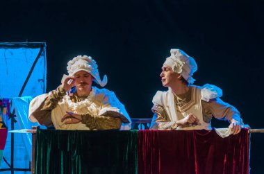 DNIPRO, UKRAINE - NOVEMBER 25, 2020: Dnipro State Drama ve Komedi Tiyatrosu üyeleri tarafından sahnelenen Ortaçağ Fransız komedileri.
