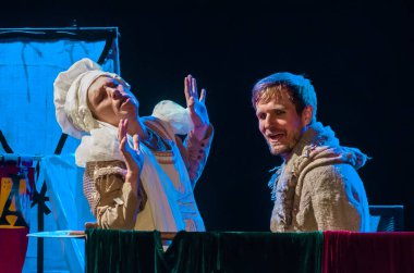 DNIPRO, UKRAINE - NOVEMBER 25, 2020: Dnipro State Drama ve Komedi Tiyatrosu üyeleri tarafından sahnelenen Ortaçağ Fransız komedileri.