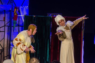 DNIPRO, UKRAINE - NOVEMBER 25, 2020: Dnipro State Drama ve Komedi Tiyatrosu üyeleri tarafından sahnelenen Ortaçağ Fransız komedileri.