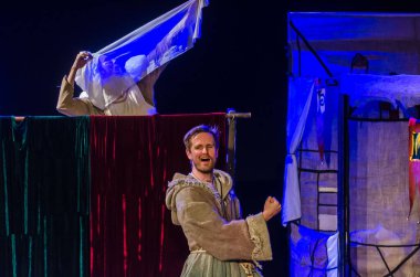 DNIPRO, UKRAINE - NOVEMBER 25, 2020: Dnipro State Drama ve Komedi Tiyatrosu üyeleri tarafından sahnelenen Ortaçağ Fransız komedileri.