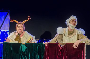DNIPRO, UKRAINE - NOVEMBER 25, 2020: Dnipro State Drama ve Komedi Tiyatrosu üyeleri tarafından sahnelenen Ortaçağ Fransız komedileri.