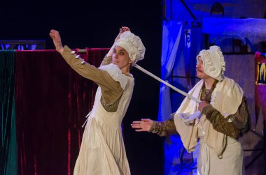 DNIPRO, UKRAINE - NOVEMBER 25, 2020: Dnipro State Drama ve Komedi Tiyatrosu üyeleri tarafından sahnelenen Ortaçağ Fransız komedileri.