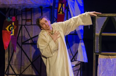 DNIPRO, UKRAINE - NOVEMBER 25, 2020: Dnipro State Drama ve Komedi Tiyatrosu üyeleri tarafından sahnelenen Ortaçağ Fransız komedileri.