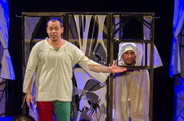 DNIPRO, UKRAINE - NOVEMBER 25, 2020: Dnipro State Drama ve Komedi Tiyatrosu üyeleri tarafından sahnelenen Ortaçağ Fransız komedileri.