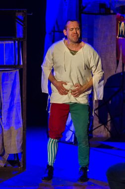 DNIPRO, UKRAINE - NOVEMBER 25, 2020: Dnipro State Drama ve Komedi Tiyatrosu üyeleri tarafından sahnelenen Ortaçağ Fransız komedileri.