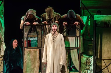 DNIPRO, UKRAINE - NOVEMBER 25, 2020: Dnipro State Drama ve Komedi Tiyatrosu üyeleri tarafından sahnelenen Ortaçağ Fransız komedileri.