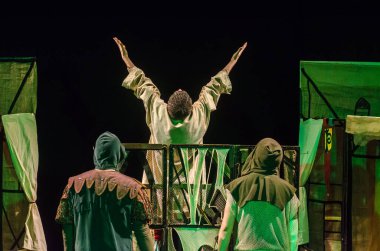 DNIPRO, UKRAINE - NOVEMBER 25, 2020: Dnipro State Drama ve Komedi Tiyatrosu üyeleri tarafından sahnelenen Ortaçağ Fransız komedileri.