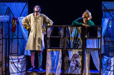 DNIPRO, UKRAINE - NOVEMBER 25, 2020: Dnipro State Drama ve Komedi Tiyatrosu üyeleri tarafından sahnelenen Ortaçağ Fransız komedileri.