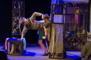 DNIPRO, UKRAINE - NOVEMBER 25, 2020: Dnipro State Drama ve Komedi Tiyatrosu üyeleri tarafından sahnelenen Ortaçağ Fransız komedileri.