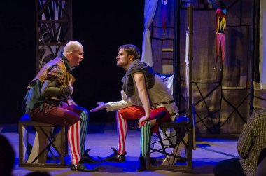 DNIPRO, UKRAINE - NOVEMBER 25, 2020: Dnipro State Drama ve Komedi Tiyatrosu üyeleri tarafından sahnelenen Ortaçağ Fransız komedileri.