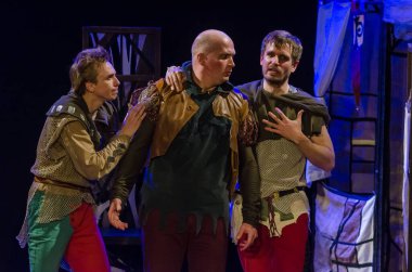 DNIPRO, UKRAINE - NOVEMBER 25, 2020: Dnipro State Drama ve Komedi Tiyatrosu üyeleri tarafından sahnelenen Ortaçağ Fransız komedileri.