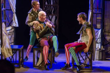 DNIPRO, UKRAINE - NOVEMBER 25, 2020: Dnipro State Drama ve Komedi Tiyatrosu üyeleri tarafından sahnelenen Ortaçağ Fransız komedileri.