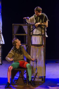 DNIPRO, UKRAINE - NOVEMBER 25, 2020: Dnipro State Drama ve Komedi Tiyatrosu üyeleri tarafından sahnelenen Ortaçağ Fransız komedileri.