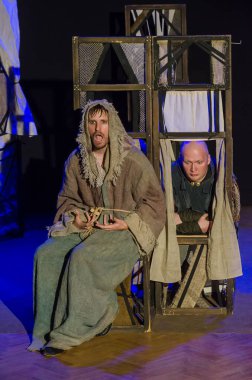 DNIPRO, UKRAINE - NOVEMBER 25, 2020: Dnipro State Drama ve Komedi Tiyatrosu üyeleri tarafından sahnelenen Ortaçağ Fransız komedileri.