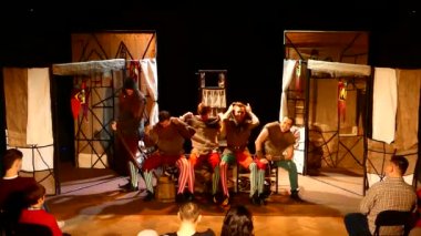 DNIPRO, UKRAINE - NOVEMBER 25, 2020: Dnipro State Drama ve Komedi Tiyatrosu üyeleri tarafından sahnelenen Ortaçağ Fransız komedileri.