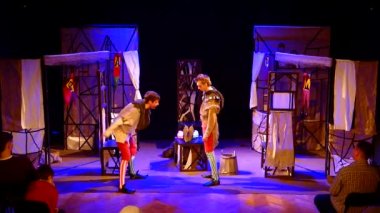 DNIPRO, UKRAINE - NOVEMBER 25, 2020: Dnipro State Drama ve Komedi Tiyatrosu üyeleri tarafından sahnelenen Ortaçağ Fransız komedileri