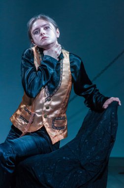 DNIPRO, UKRAINE - 29 YIL 2020: Diana Stytsenko, Gençlik Tiyatrosu Aynasında On Yılın Hikayeleri 'ni sahneledi.