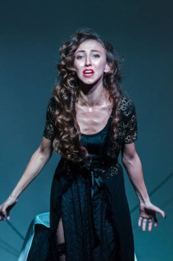 DNIPRO, UKRAINE - 29 YIL 2020: Elena Lomonosova Gençlik Tiyatrosu Aynası 'nda On Yılın Hikayeleri' ni sahneledi.