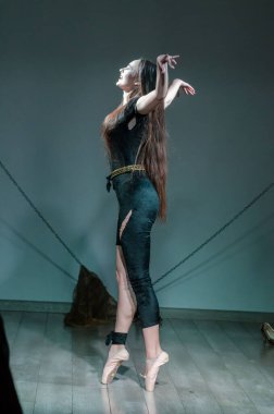 DNIPRO, UKRAINE - NOYEMBER 29, 2020: Polina Bulgarina, Gençlik Aynası Tiyatrosu 'nda On Yılın Hikayeleri' ni sahneledi.