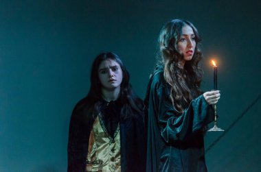 DNIPRO, UKRAINE - NOYEMBER 29, 2020: Elena Lomonosova (R) ve Diana Stytsenko (L) Youth Theater Mirror 'da On Yılın Hikayeleri.