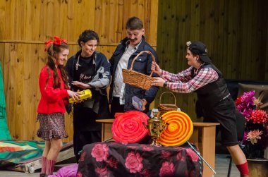 DNIPRO, UKRAINE - 3 Aralık 2020: Dnipropetrovsk Müzik Akademisi üyeleri tarafından sahnelenen Opera Hansel ve Gretel M. Glinka.