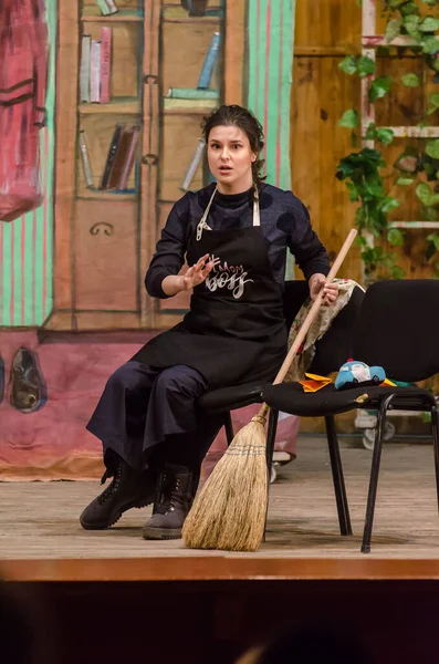 DNIPRO, UKRAINE - 3 Aralık 2020: Dnipropetrovsk Müzik Akademisi üyeleri tarafından sahnelenen Opera Hansel ve Gretel M. Glinka.