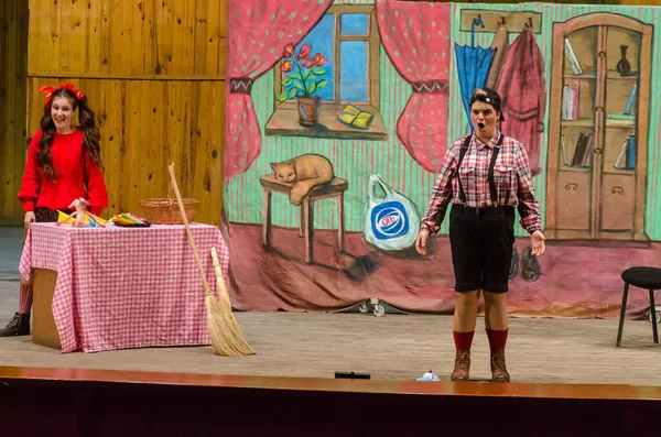 DNIPRO, UKRAINE - 3 Aralık 2020: Dnipropetrovsk Müzik Akademisi üyeleri tarafından sahnelenen Opera Hansel ve Gretel M. Glinka.