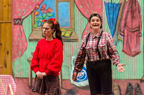 DNIPRO, UKRAINE - 3 Aralık 2020: Dnipropetrovsk Müzik Akademisi üyeleri tarafından sahnelenen Opera Hansel ve Gretel M. Glinka.