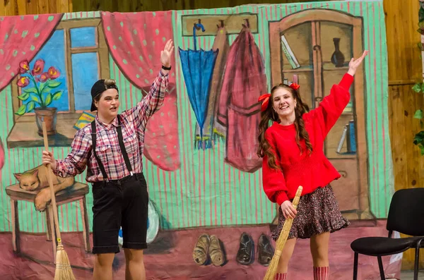 DNIPRO, UKRAINE - 3 Aralık 2020: Dnipropetrovsk Müzik Akademisi üyeleri tarafından sahnelenen Opera Hansel ve Gretel M. Glinka.