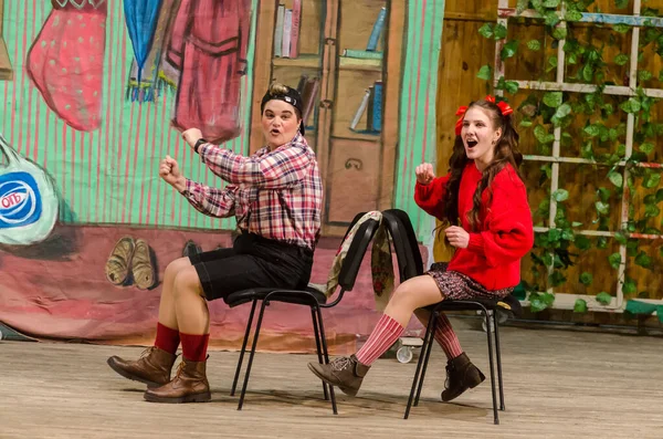 DNIPRO, UKRAINE - 3 Aralık 2020: Dnipropetrovsk Müzik Akademisi üyeleri tarafından sahnelenen Opera Hansel ve Gretel M. Glinka.