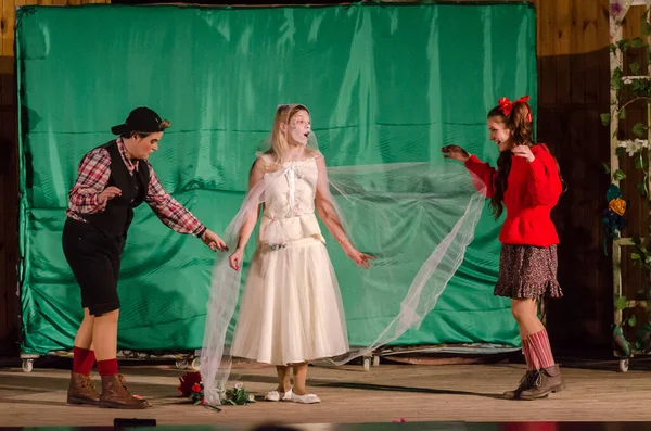 DNIPRO, UKRAINE - 3 Aralık 2020: Dnipropetrovsk Müzik Akademisi üyeleri tarafından sahnelenen Opera Hansel ve Gretel M. Glinka.