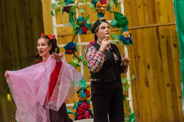 DNIPRO, UKRAINE - 3 Aralık 2020: Dnipropetrovsk Müzik Akademisi üyeleri tarafından sahnelenen Opera Hansel ve Gretel M. Glinka.