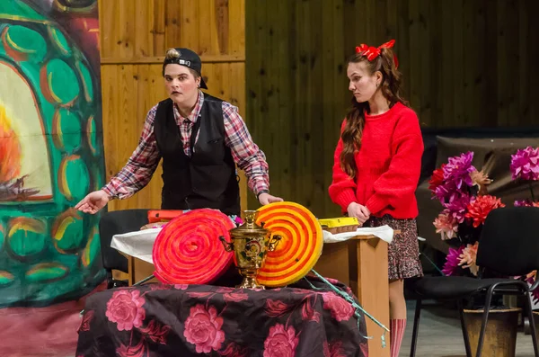 DNIPRO, UKRAINE - 3 Aralık 2020: Dnipropetrovsk Müzik Akademisi üyeleri tarafından sahnelenen Opera Hansel ve Gretel M. Glinka.