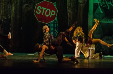 DNIPRO, UKRAINE - 4 Aralık 2020: Dnipro State Drama ve Komedi Tiyatrosu üyeleri tarafından seslendirilen Evsiz Blues.