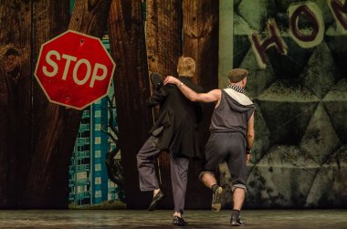 DNIPRO, UKRAINE - 4 Aralık 2020: Dnipro State Drama ve Komedi Tiyatrosu üyeleri tarafından seslendirilen Evsiz Blues.