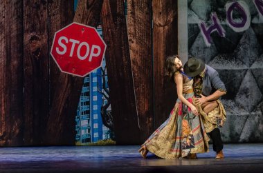 DNIPRO, UKRAINE - 4 Aralık 2020: Dnipro State Drama ve Komedi Tiyatrosu üyeleri tarafından seslendirilen Evsiz Blues.