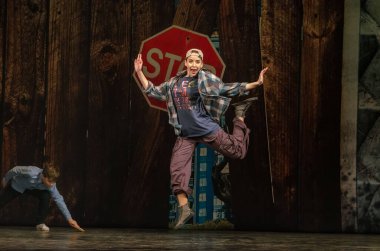 DNIPRO, UKRAINE - 4 Aralık 2020: Dnipro State Drama ve Komedi Tiyatrosu üyeleri tarafından seslendirilen Evsiz Blues.