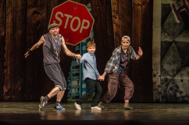 DNIPRO, UKRAINE - 4 Aralık 2020: Dnipro State Drama ve Komedi Tiyatrosu üyeleri tarafından seslendirilen Evsiz Blues.