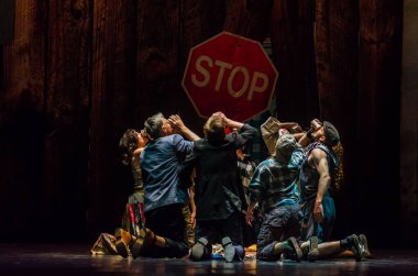 DNIPRO, UKRAINE - 4 Aralık 2020: Dnipro State Drama ve Komedi Tiyatrosu üyeleri tarafından seslendirilen Evsiz Blues.