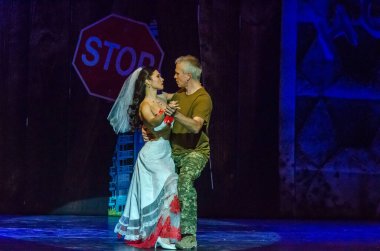 DNIPRO, UKRAINE - 4 Aralık 2020: Dnipro State Drama ve Komedi Tiyatrosu üyeleri tarafından seslendirilen Evsiz Blues.