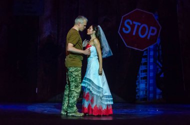 DNIPRO, UKRAINE - 4 Aralık 2020: Dnipro State Drama ve Komedi Tiyatrosu üyeleri tarafından seslendirilen Evsiz Blues.