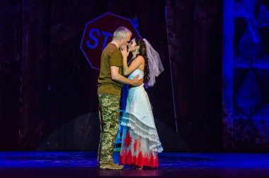 DNIPRO, UKRAINE - 4 Aralık 2020: Dnipro State Drama ve Komedi Tiyatrosu üyeleri tarafından seslendirilen Evsiz Blues.