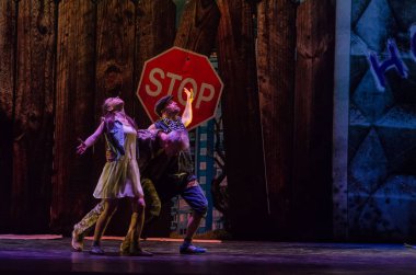 DNIPRO, UKRAINE - 4 Aralık 2020: Dnipro State Drama ve Komedi Tiyatrosu üyeleri tarafından seslendirilen Evsiz Blues.