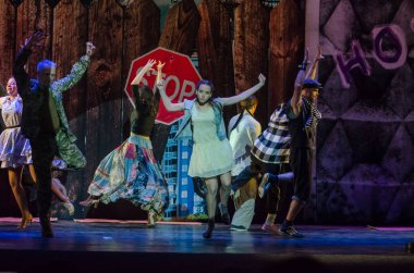 DNIPRO, UKRAINE - 4 Aralık 2020: Dnipro State Drama ve Komedi Tiyatrosu üyeleri tarafından seslendirilen Evsiz Blues.