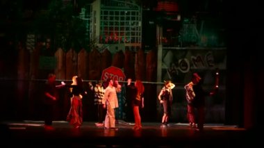 DNIPRO, UKRAINE - 4 Aralık 2020: Dnipro State Drama ve Komedi Tiyatrosu üyeleri tarafından seslendirilen Evsiz Blues.