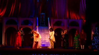 DNIPRO, UKRAINE - 19 Aralık 2020: Dnipro State Drama ve Komedi Tiyatrosu üyeleri tarafından sahnelenen Noel hikayesi.