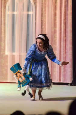 KAM 'YANSKE, UKRAINE - 29 Aralık 2020: Fındıkkıran ve Fare Kral, Kamenskoye şehrinden Lesya Ukrayna Tiyatrosu üyeleri tarafından sahnelendi.