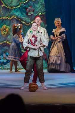 KAM 'YANSKE, UKRAINE - 29 Aralık 2020: Fındıkkıran ve Fare Kral, Kamenskoye şehrinden Lesya Ukrayna Tiyatrosu üyeleri tarafından sahnelendi.