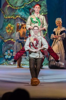 KAM 'YANSKE, UKRAINE - 29 Aralık 2020: Fındıkkıran ve Fare Kral, Kamenskoye şehrinden Lesya Ukrayna Tiyatrosu üyeleri tarafından sahnelendi.